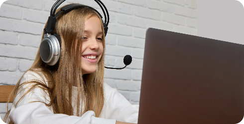 menina estudando com headphone em frente a notebook