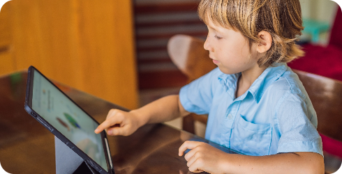 menino estudando no tablet